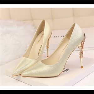 Gold-Faint Shimmer Silver Specs Elegant Metal Carved Pointed Toe Heel NEW
